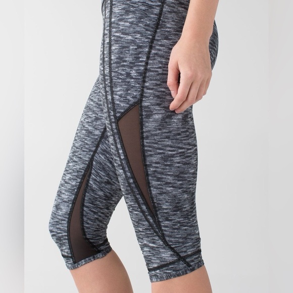 Lululemon Drop It Like It's Hot Crop Dramatic Static White Black - Sz 4 - Picture 1 of 10